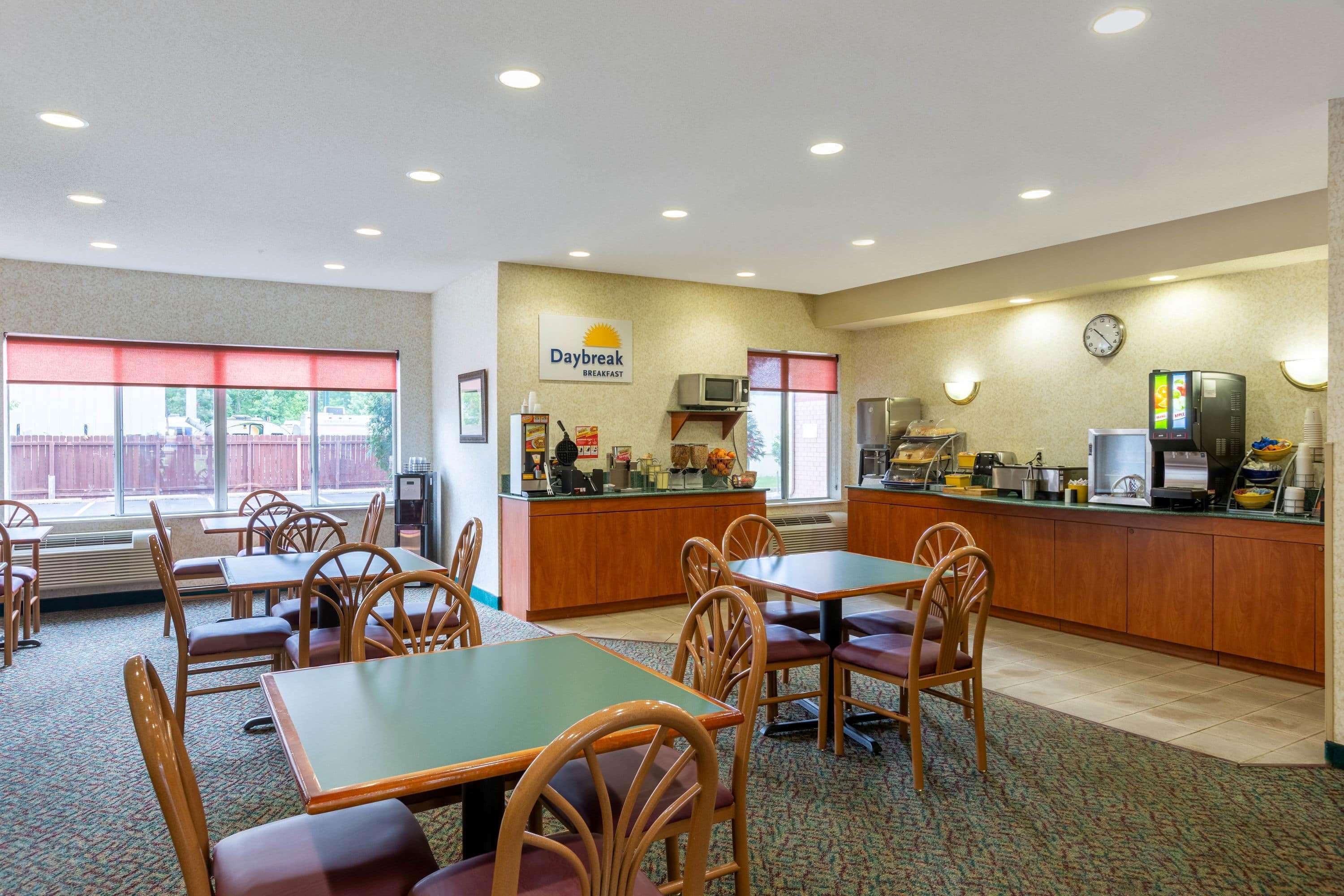 Days Inn & Suites By Wyndham Мадисън Екстериор снимка