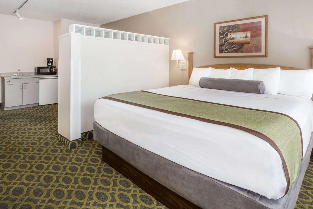 Days Inn & Suites By Wyndham Мадисън Екстериор снимка