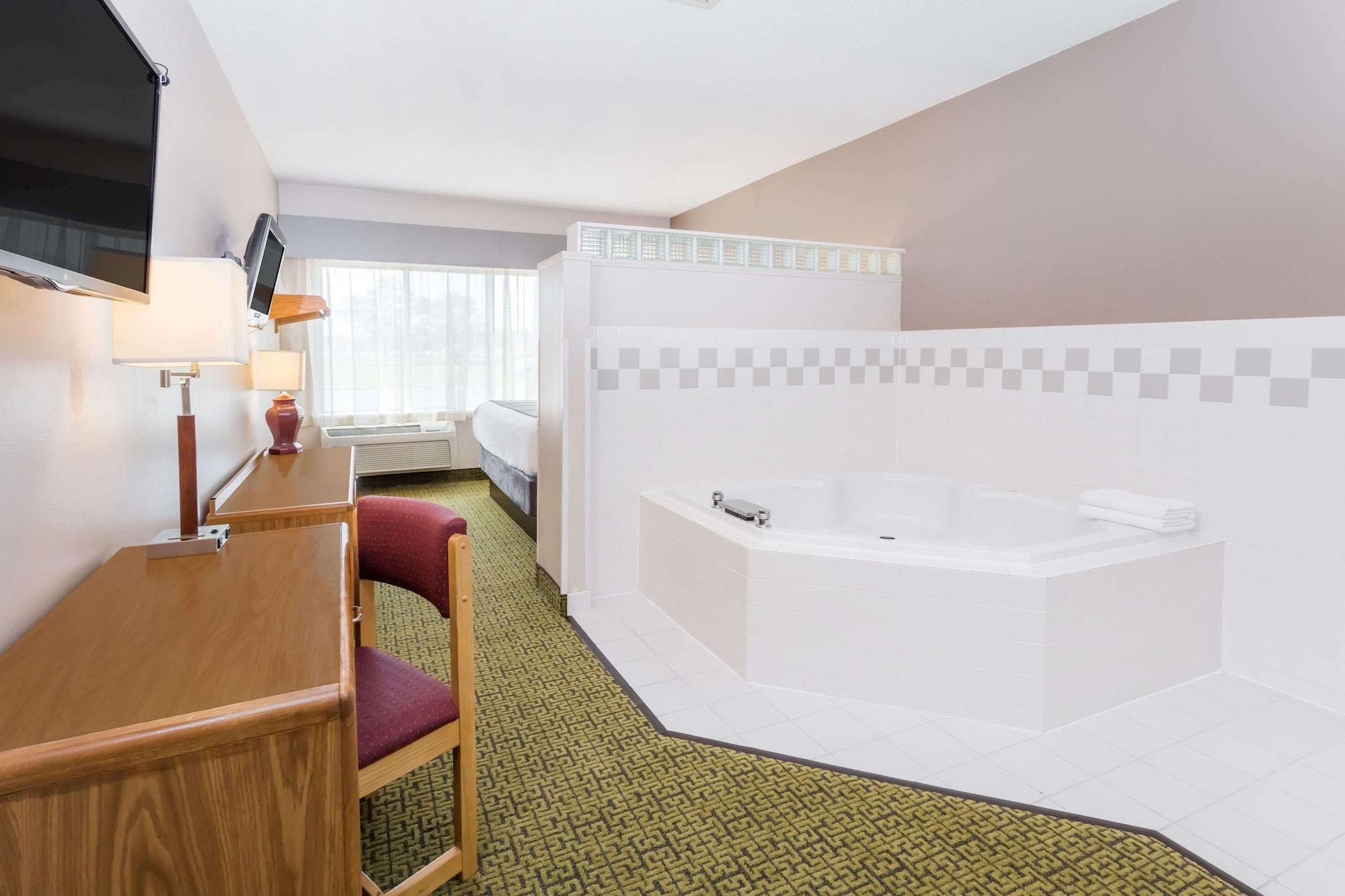 Days Inn & Suites By Wyndham Мадисън Екстериор снимка