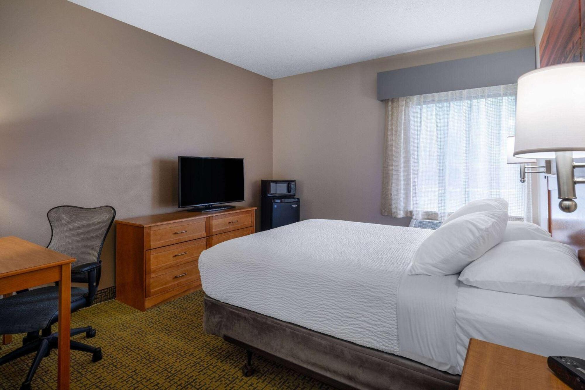 Days Inn & Suites By Wyndham Мадисън Екстериор снимка