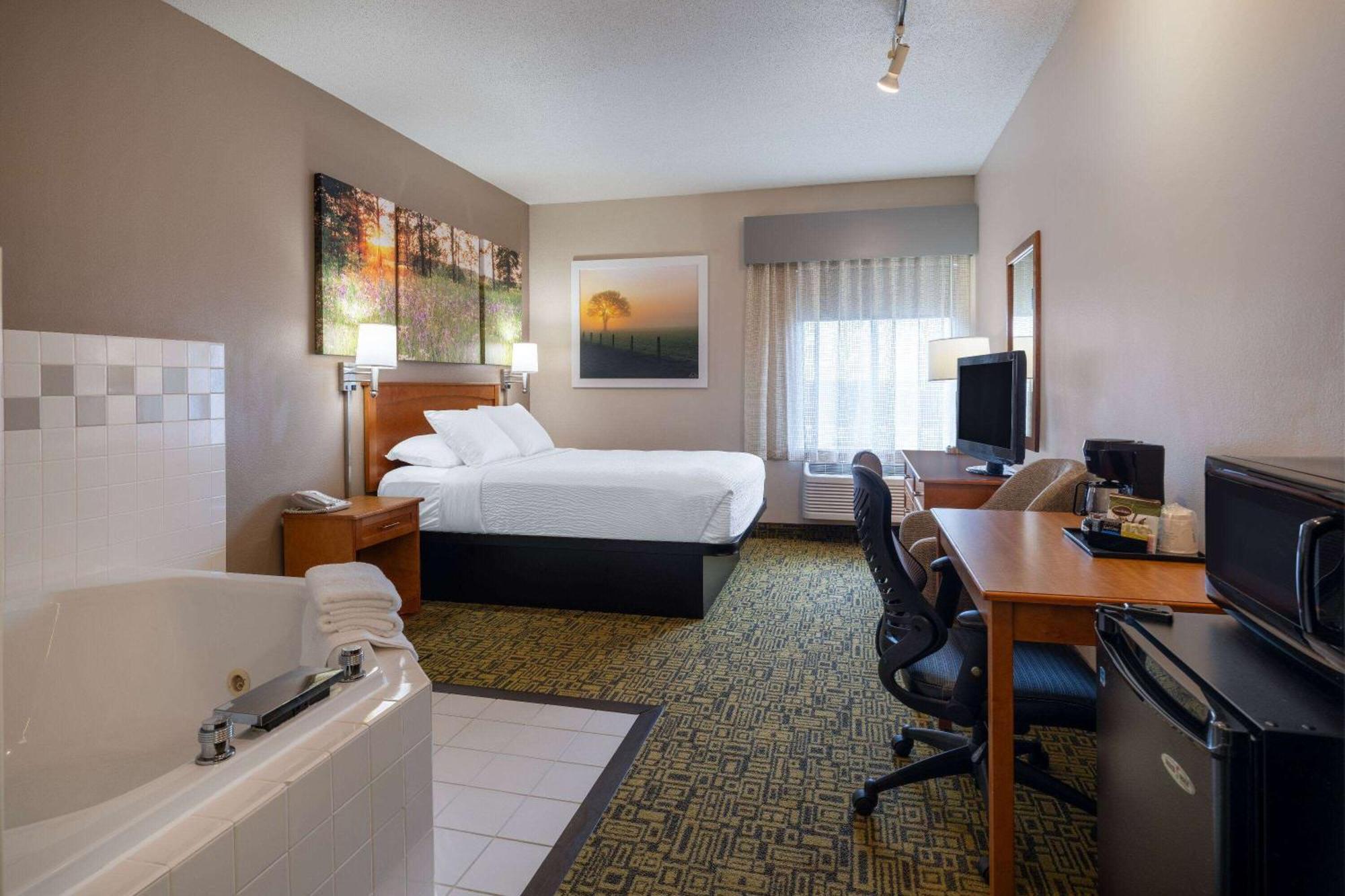 Days Inn & Suites By Wyndham Мадисън Екстериор снимка