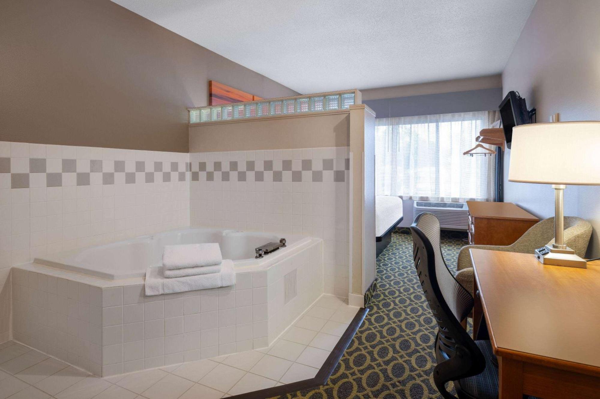 Days Inn & Suites By Wyndham Мадисън Екстериор снимка