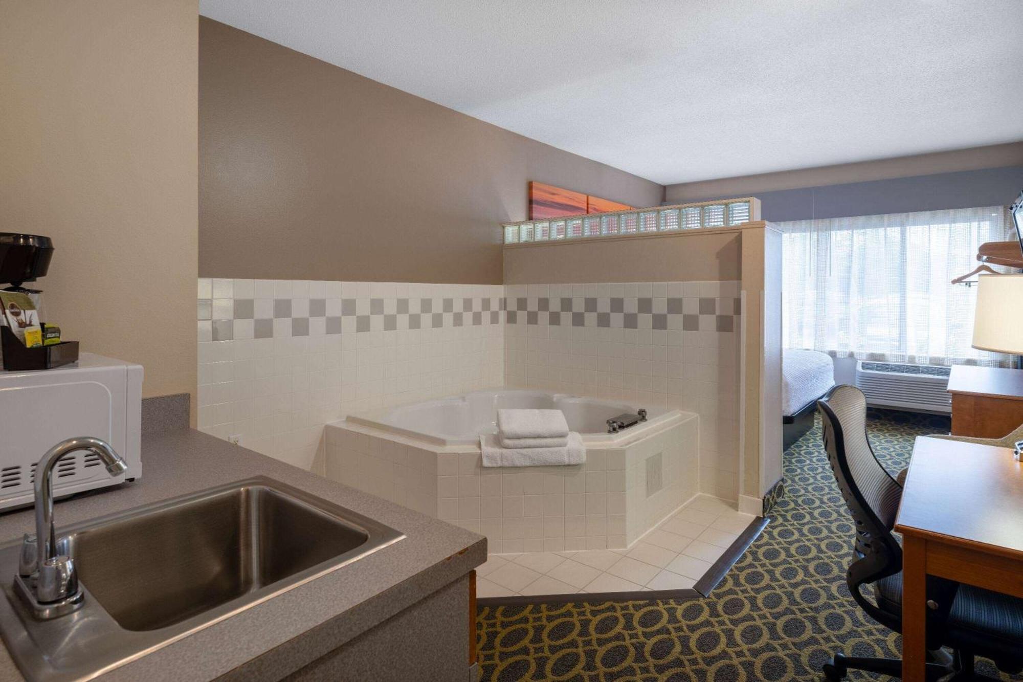 Days Inn & Suites By Wyndham Мадисън Екстериор снимка