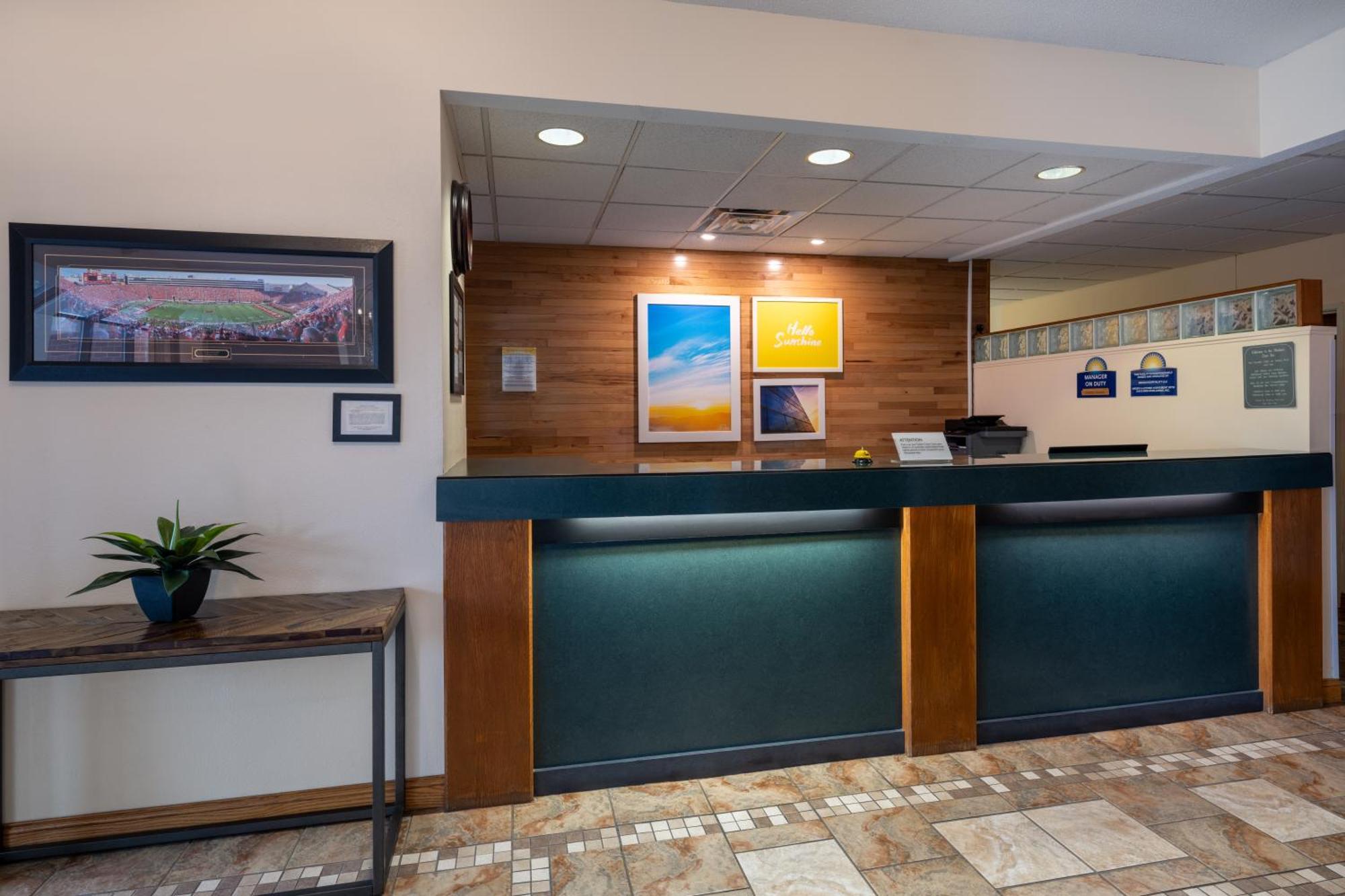 Days Inn & Suites By Wyndham Мадисън Екстериор снимка